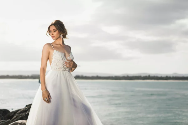Quelle tenue doit porter une femme pour un mariage civil?
