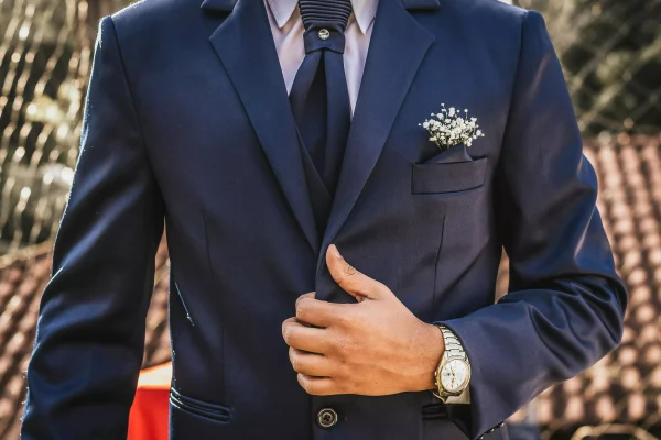 Quelle tenue doit porter un homme pour un mariage civil?